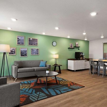 Woodspring Suites Грийли Екстериор снимка