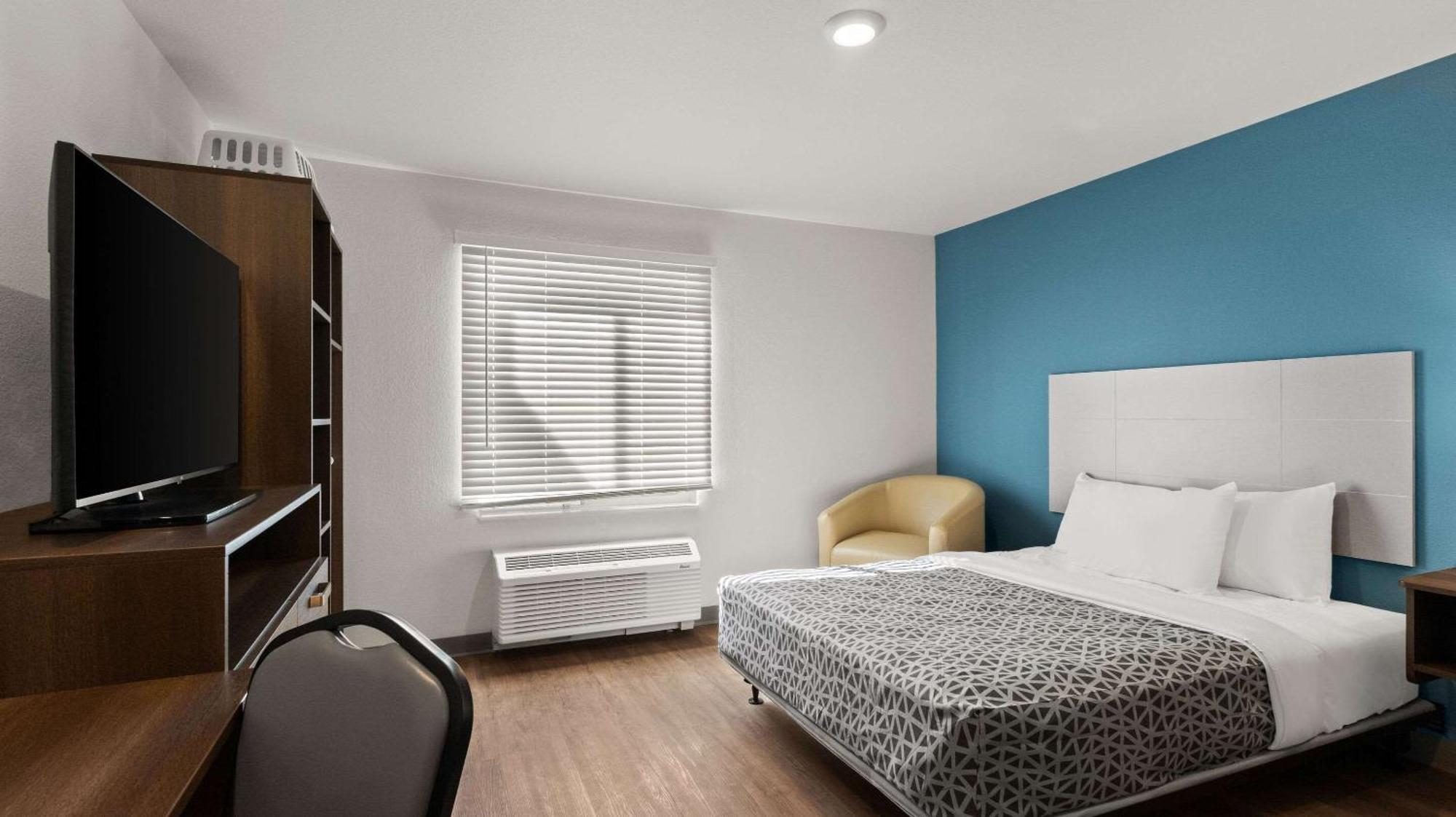 Woodspring Suites Грийли Екстериор снимка