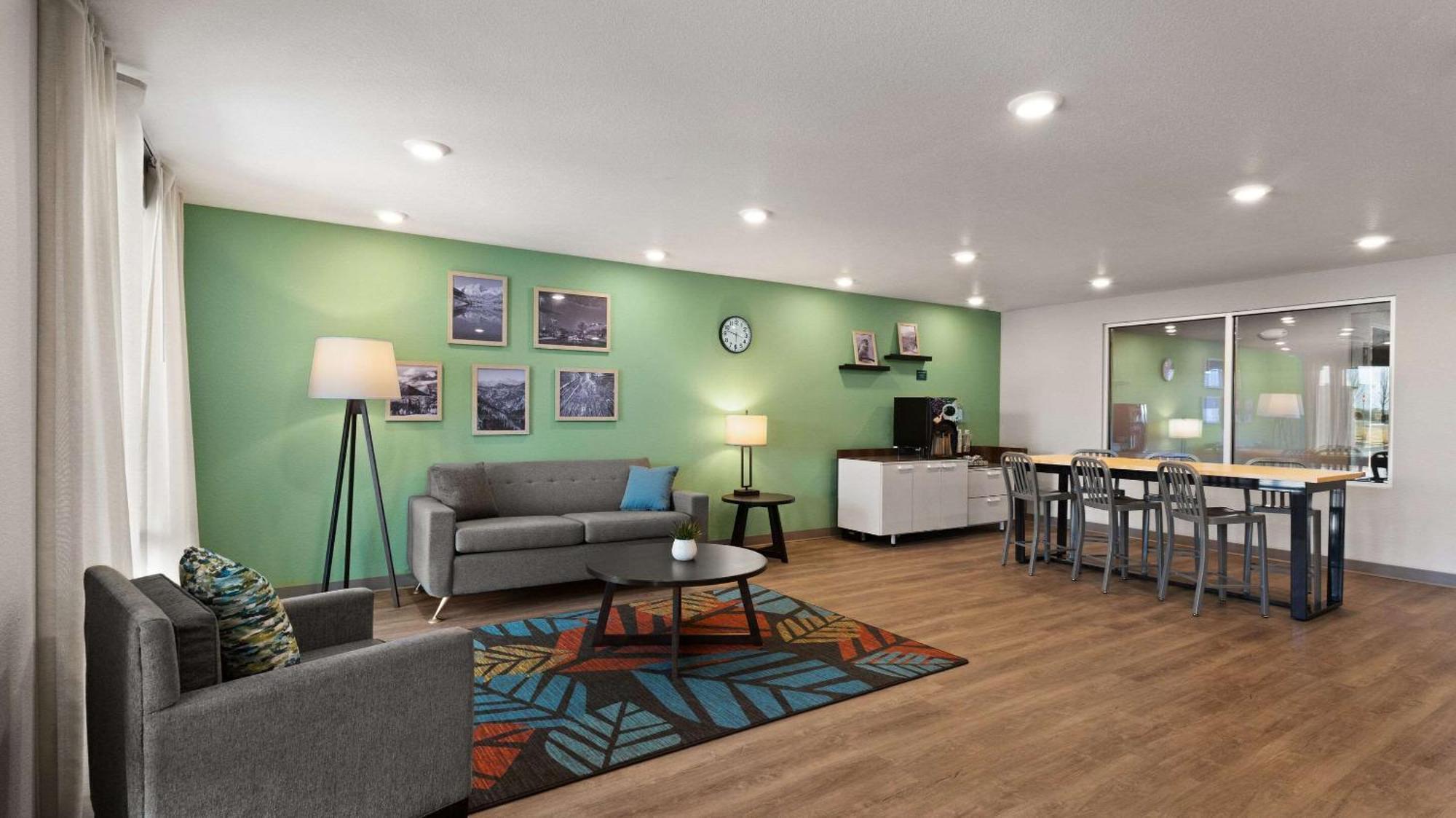 Woodspring Suites Грийли Екстериор снимка