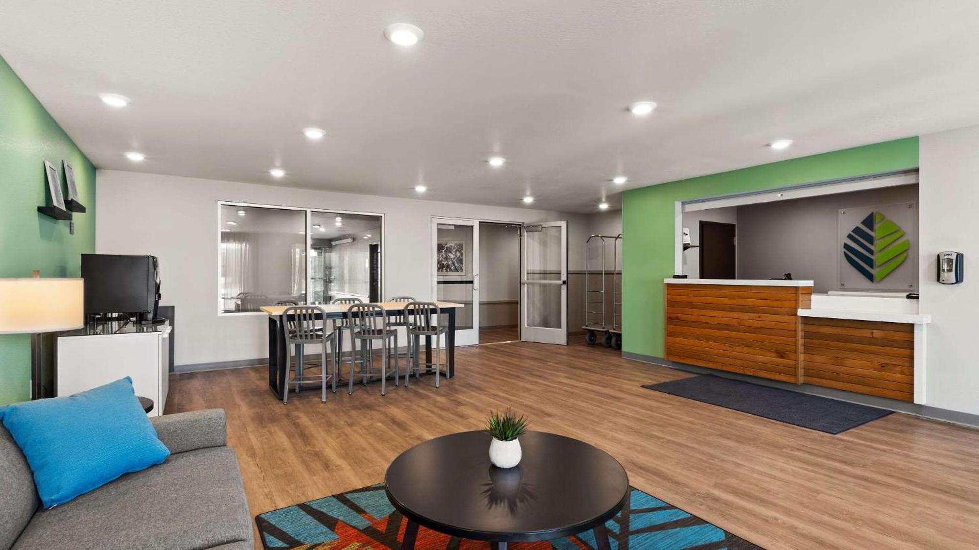 Woodspring Suites Грийли Екстериор снимка