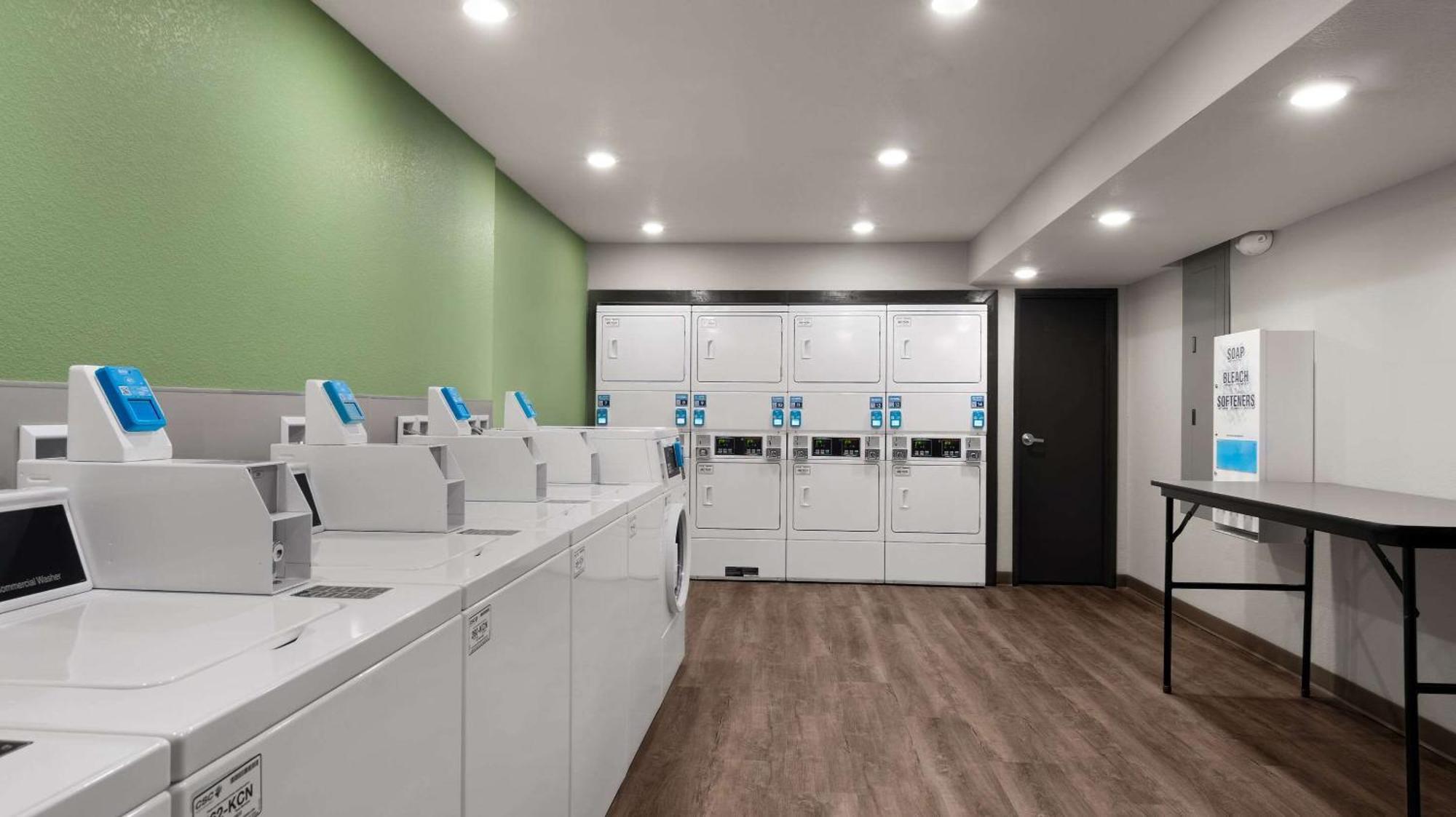 Woodspring Suites Грийли Екстериор снимка