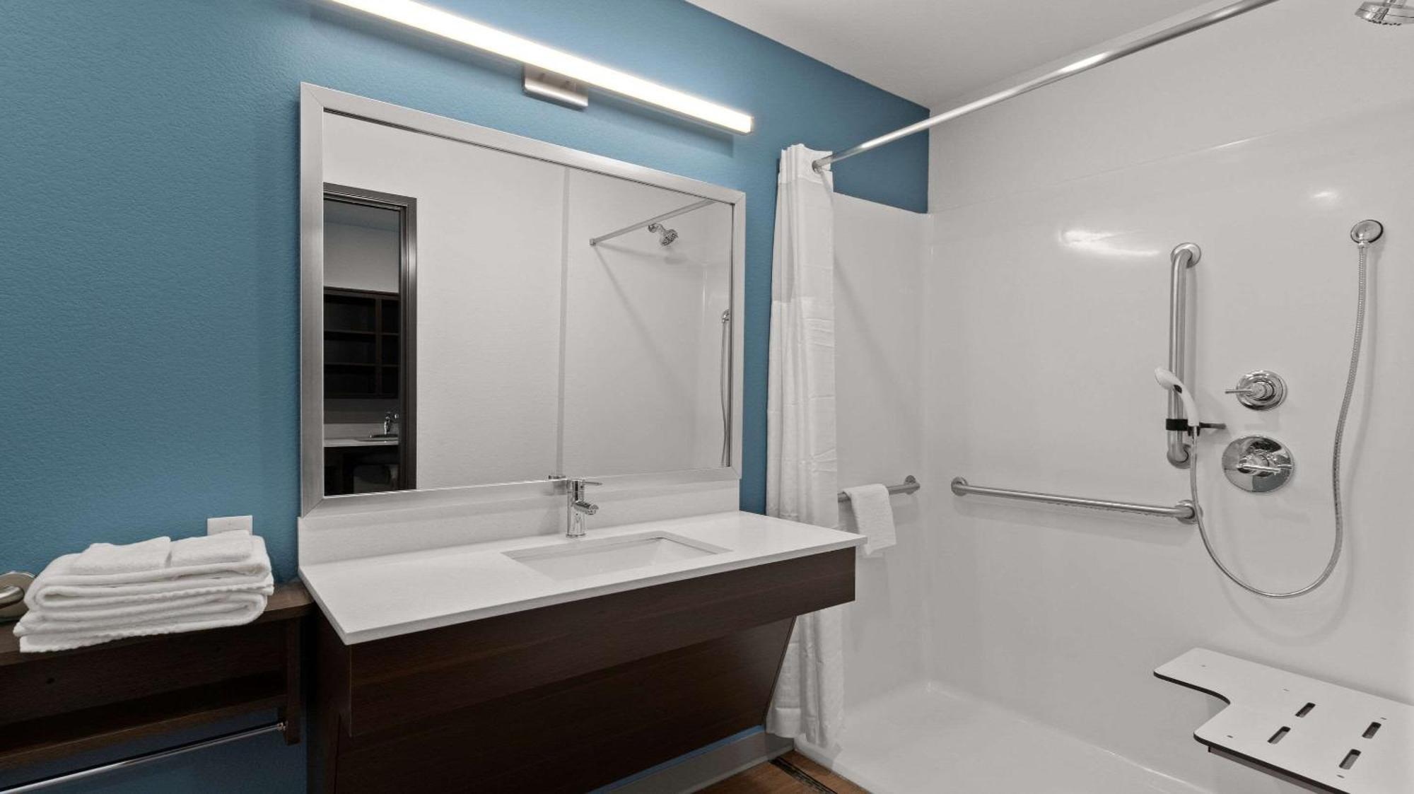 Woodspring Suites Грийли Екстериор снимка
