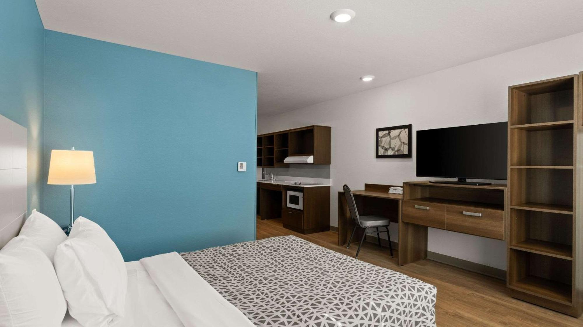 Woodspring Suites Грийли Екстериор снимка